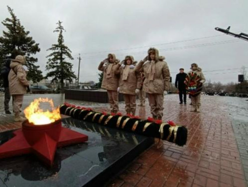 Администрация Камышина зовет горожан принять участие в возложении цветов на Братских захоронениях воинов завтра, 3 декабря