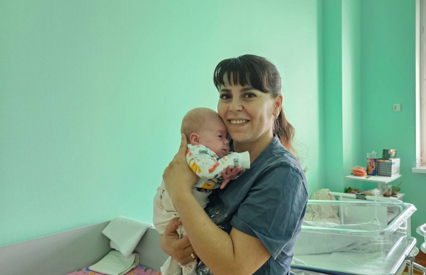Волгоградские врачи спасли новорожденную девочку с весом всего 700 граммов 
