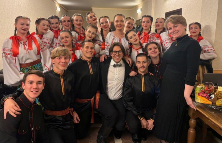 Газета Камышинского района опубликовала фото звезды из села Семеновка в компании с большой звездой российского телевидения - Андреем Малаховым