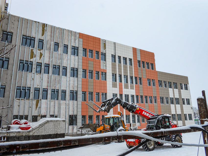На стройплощадке поликлиники в Камышине, на которой собирались резать ленточку еще 31 декабря 2025-го, - затишье