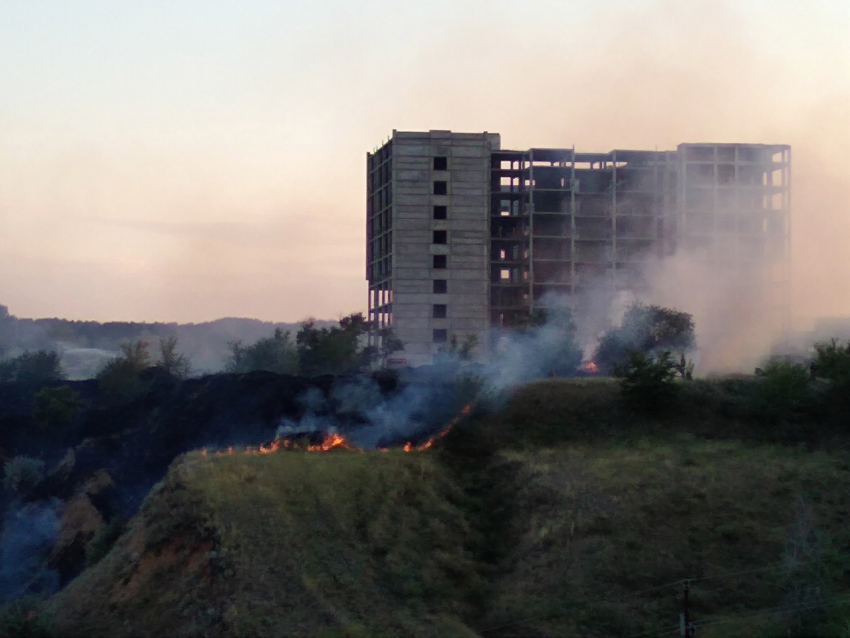 Камышане выложили в соцсетях кадры с пожаром в овраге у дамбы 3-го городка