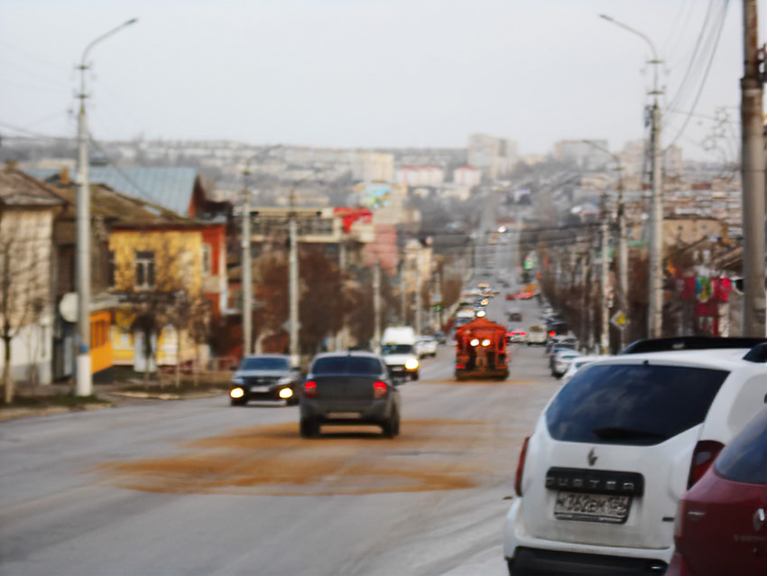 В Камышине начали посыпать дороги, мгновенно обледеневшие из-за урагана и пурги