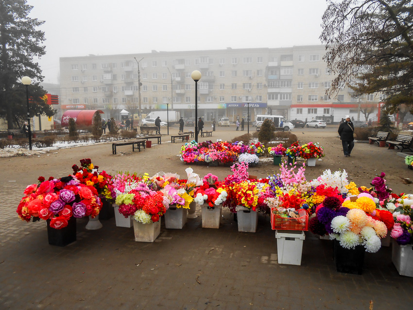 Нельзя ли погребальными цветами торговать не в центре Камышина, очень же печально смотрится? - камышанка