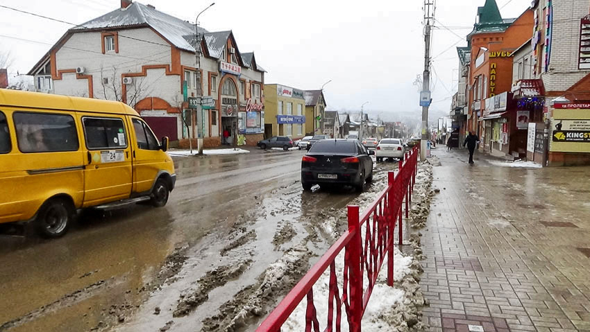 В Камышине в доме на улице Пролетарской разъяренный мужчина схватил нож и нанес им смертельный удар по животу супруги