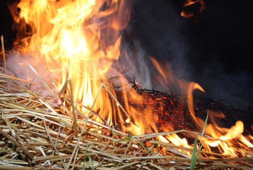 В Камышинском районе сгорела хозпостройка, а в Камышине - стог сена