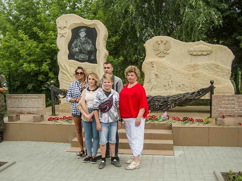 «Рота уходит на небо...» - камышане возложили цветы к памятнику Герою России Александру Колгатину