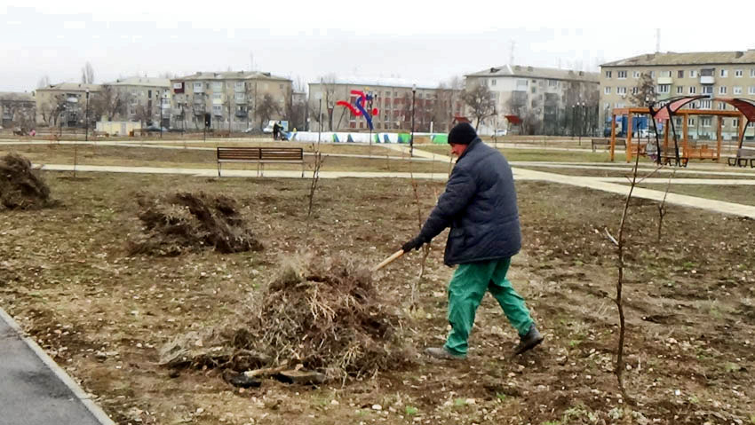 В Камышине в парке Текстильщиков начали уборку к весне