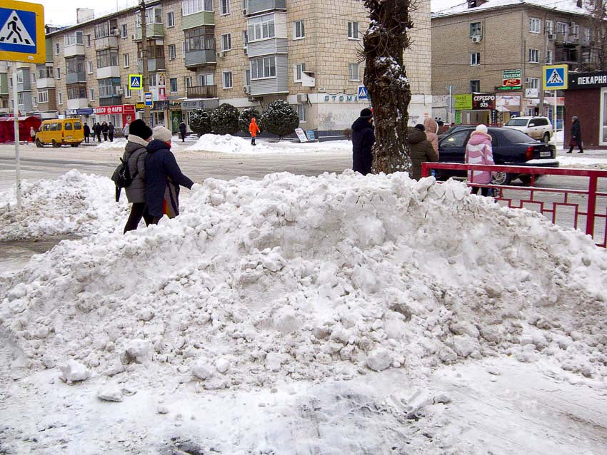 Опять «Благоустройство» нагребло кучи снега на центральных улицах и будет ждать, пока он растает?
