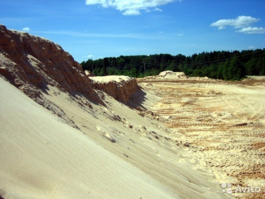 В соседнем с Камышинским Дубовском районе предприимчивый менеджер незаконно торговал песком, угробляя земли сельхозназначения