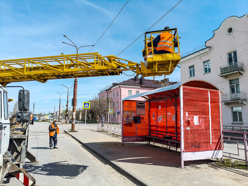 "Пусть расклейщики рекламы на остановках в Камышине и отмывают павильоны перед Первомаем!» - камышанка