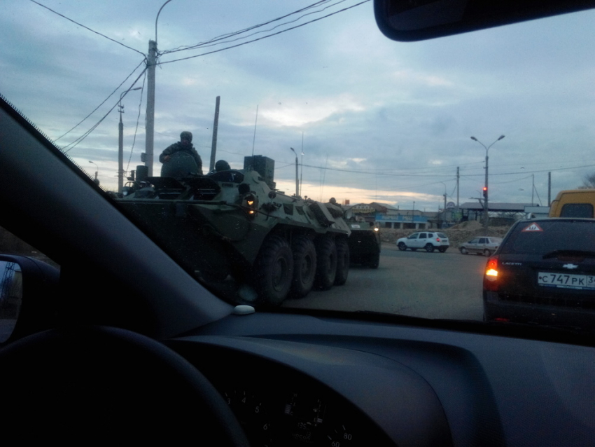 По камышинским улицам проследовала колонна военной техники под российскими флагами