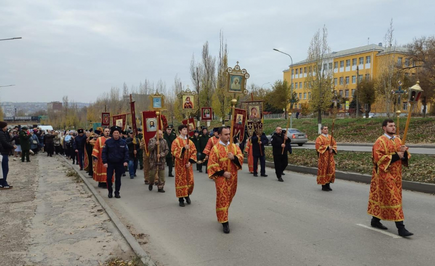 В Камышине крестный ход во славу Святого покровителя Камышина Димитрия Солунского в эти минуты движется по улице Некрасова