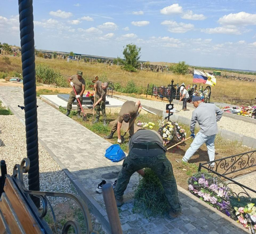 "Спасибо тем, кто неравнодушен, за незапланированный субботник на участке воинских захоронений в Камышине"