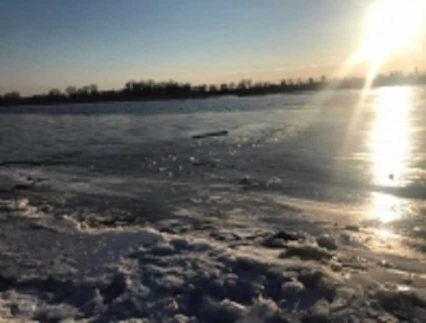 «Всех вытащили, один скончался»: подробности трагедии на льду с тремя детьми в Волжском
