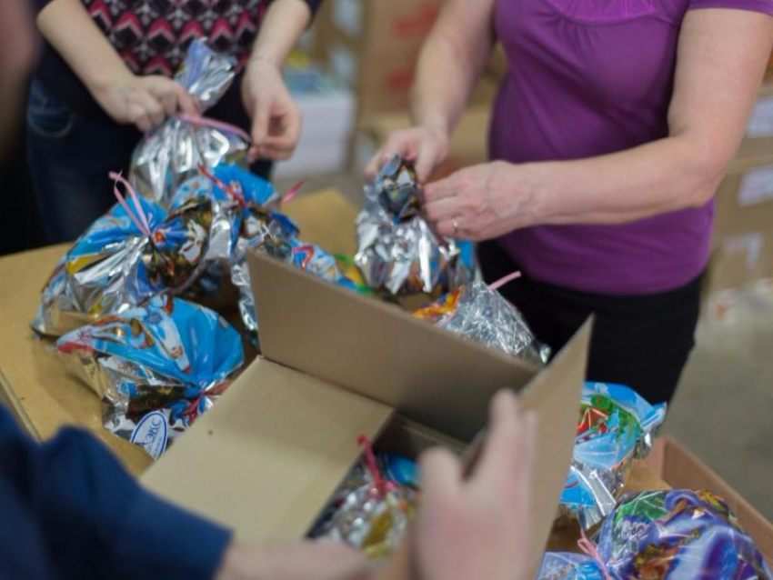 Уполномоченный МФЦ собирает подарки для детей, находящихся в доме- интернате Камышина и других городов 