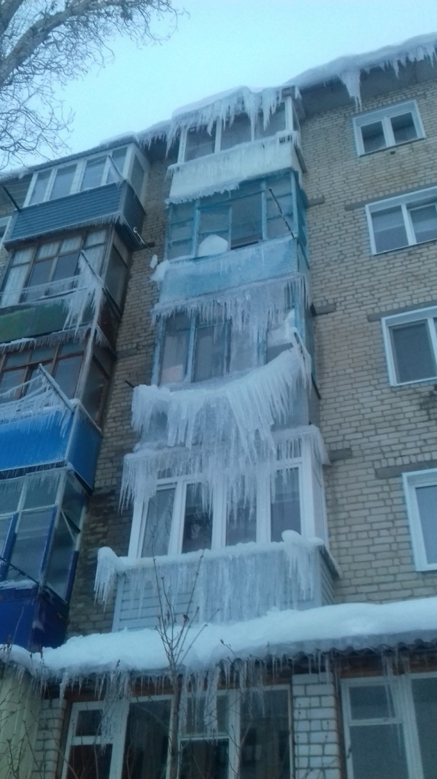 "Наши балконы превратились в ледяные избушки", - камышане