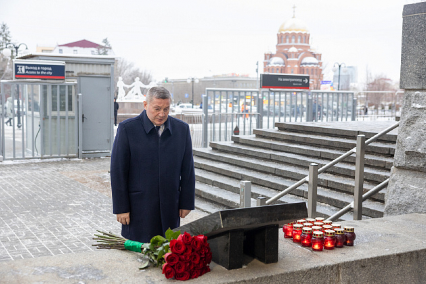 Андрей Бочаров почтил память погибших в терактах 2013 года в Волгограде