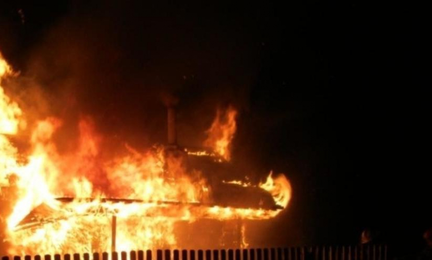 Минувшей ночью после полуночи пожарным пришлось тушить вспыхнувшую баню в селе Лебяжьем Камышинского района