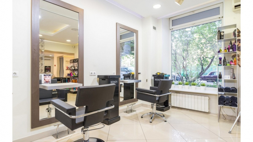 В Камышине парикмахер при виде клиентов каталась в кресле с телефоном, не поднимая головы