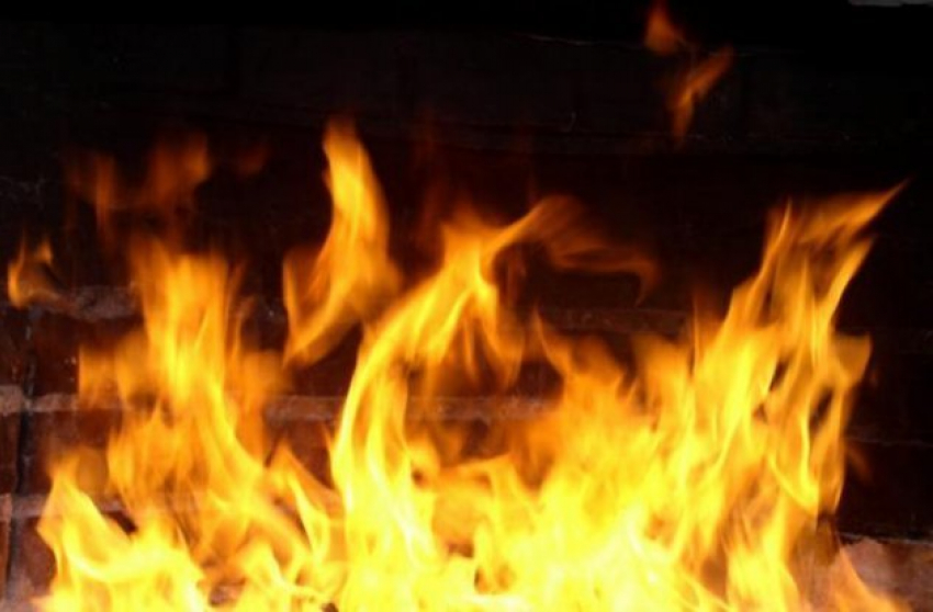 Деревянный дом в селе Щербаковка Камышинского района вспыхнул, как факел