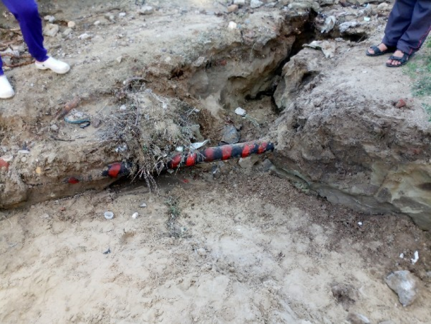 По поводу размытых ливнем газовых труб камышанам говорят: мы работаем, спите, мол, спокойно...