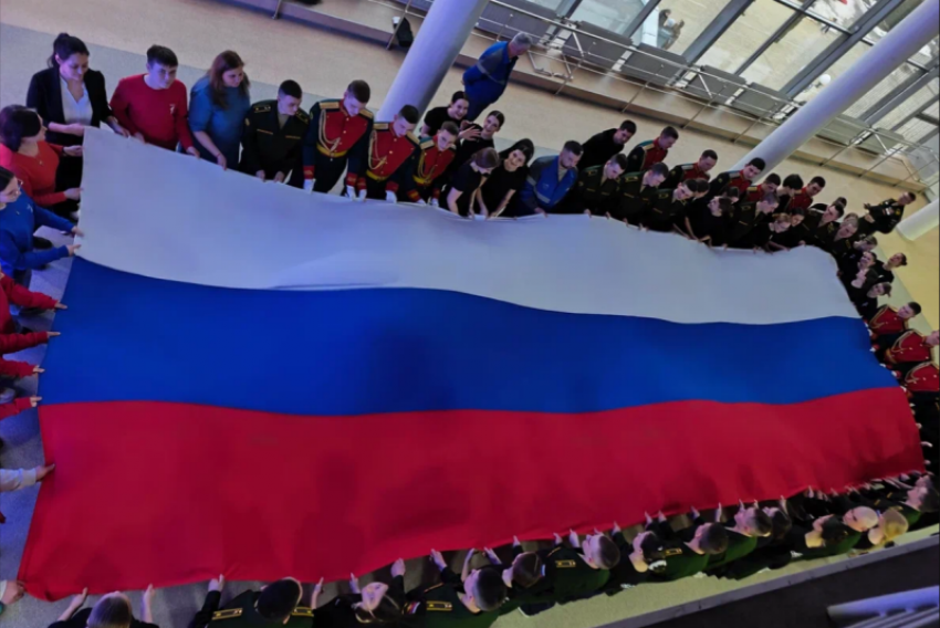 В Камышине в честь «Крымской весны» развернули огромный триколор