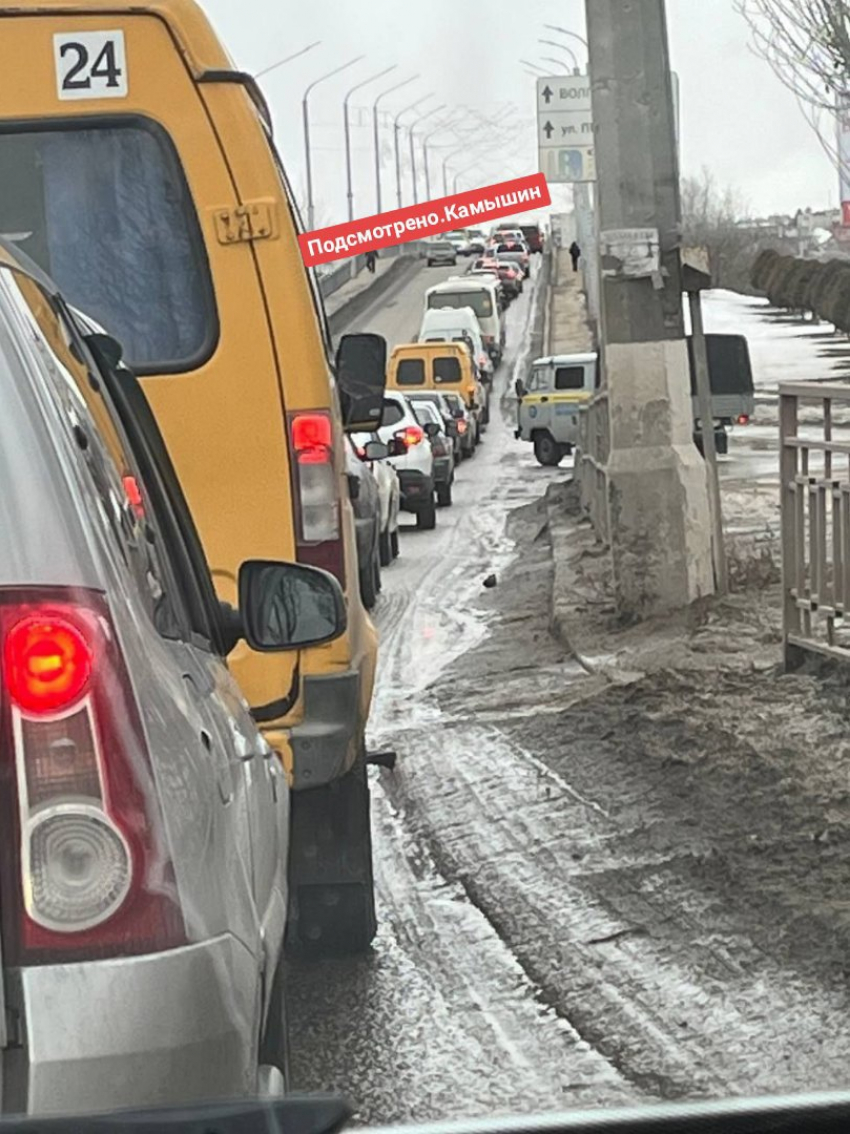 Пробки в две стороны на Бородинском мосту парализовали движение к концу рабочего дня 7 февраля в Камышине