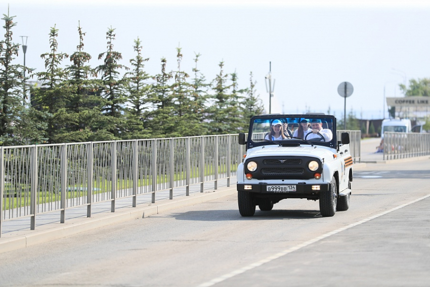 Губернатор Андрей Бочаров сел за руль ретро-автомобиля и приехал общаться с молодежью
