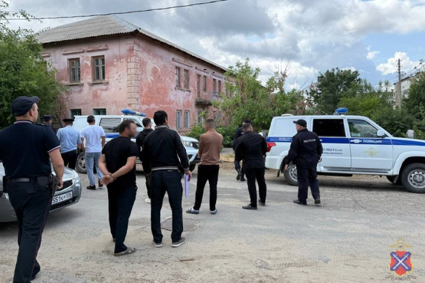 «На пол, руки за голову!»: в Камышине и Петровом Вале Камышинского района силовики пришли с проверкой к цыганам, - информагентство «Высота 102» (ВИДЕО)