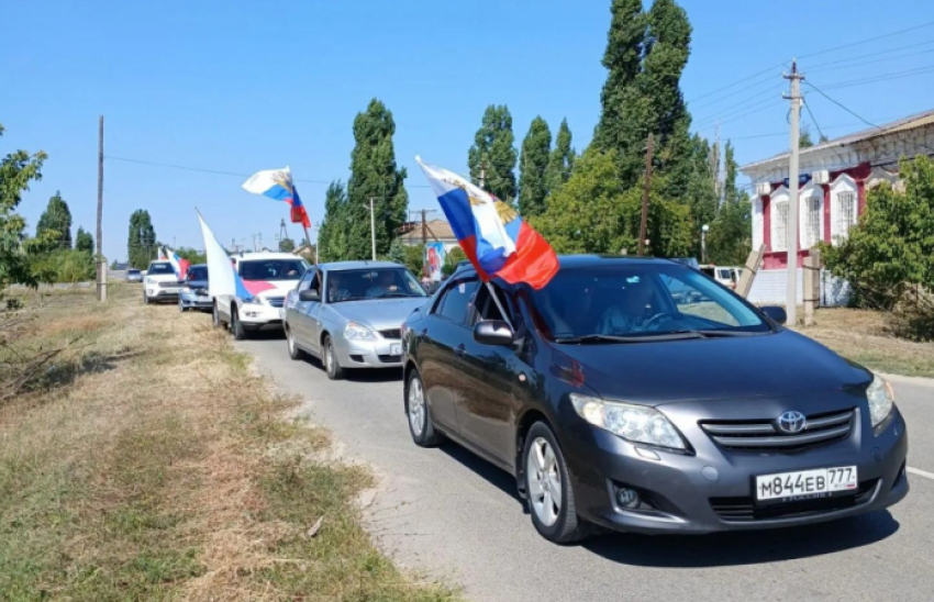 В селе Антиповка Камышинского района прошел автопробег в честь Государственного флага России