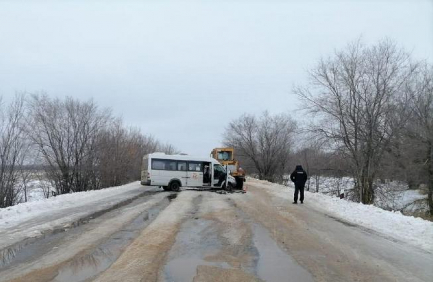 Автобус «Мерседес» с пассажирами врезался в грейдер: травмы получили пятеро