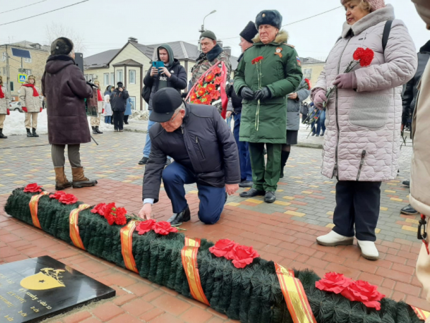 Преклоняться перед героем