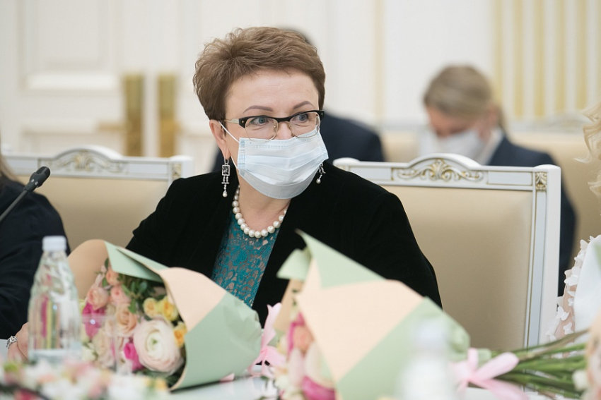 Губернатору Андрею Бочарову понравилось, что единоросс Нина Черняева заявила о сложении мандата депутата Госдумы не в кулуарах