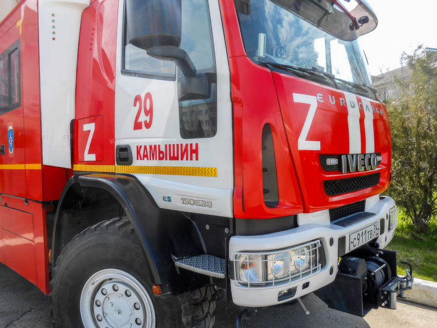 В Камышинском районе в гараже вспыхнул автомобиль