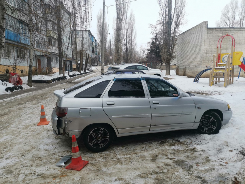 Полиция ищет беглеца, ударившего задним ходом отечественную легковушку на улице Циолковского в Камышине