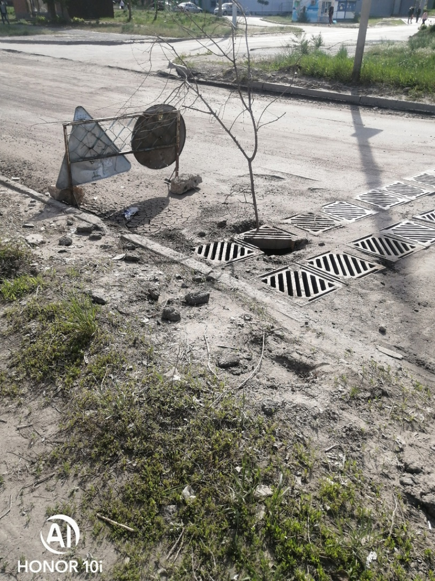 "Прогресс пошел!» - иронизируют камышане по поводу опасного места на дороге, у которого хотя бы появился предупреждающий знак