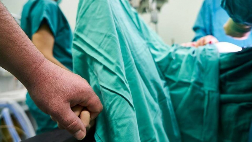 В ожоговом отделении больницы врачи спасают двух маленьких пациентов, доставленных в тяжелом состоянии