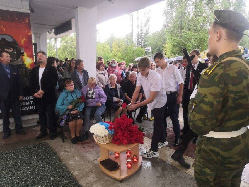 В Камышине в политехническом колледже студенты принесли гору цветов к мемориальным доскам выпускникам, погибшим за Донбасс