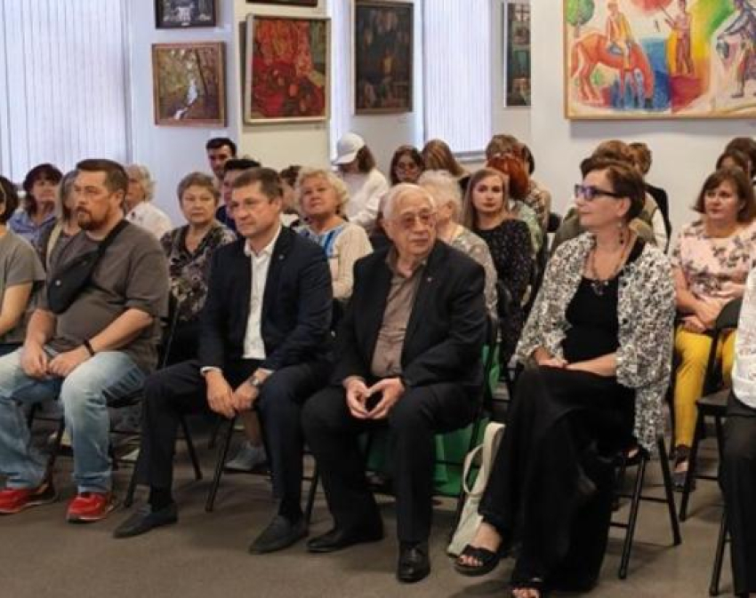 Нынешний и бывший главы Камышина прибыли на выставку картин