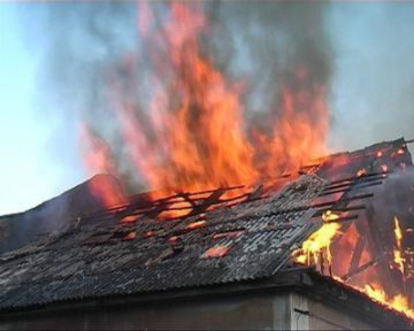 В поселке Госстанция Камышинского района жителей напугал дом с огненной крышей