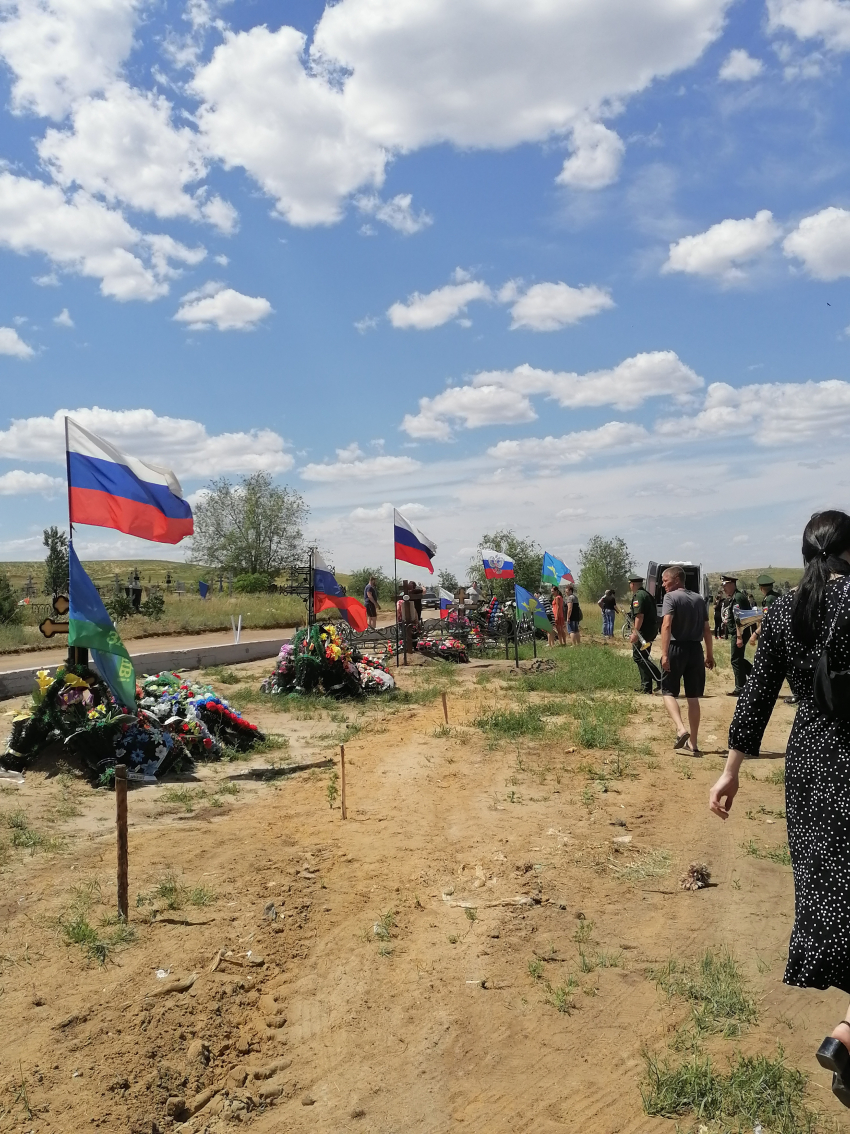 Председатель Облдумы Александр Блошкин решил лично приехать в Камышин по поводу Аллеи Славы на кладбище, где похоронены бойцы, погибшие на Украине