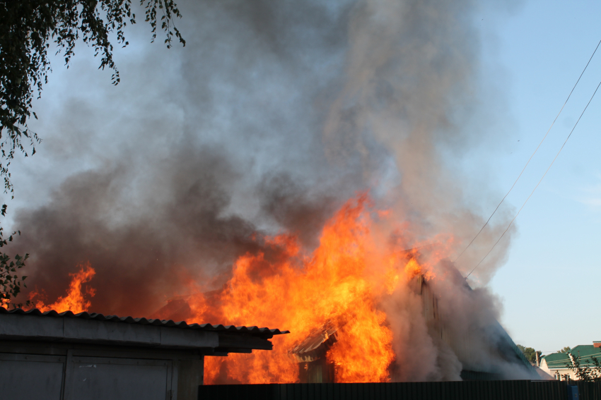 В Камышине на улице Средней загорелась баня и летняя кухня