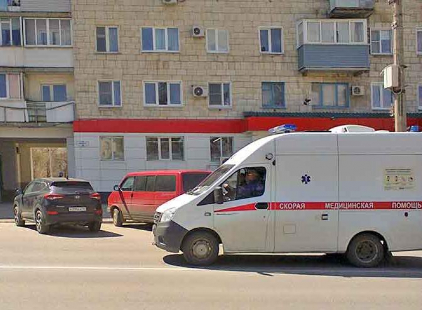 В Камышине «хрупкая девушка» ударом ножа чуть не отправила на тот свет крепкого мужчину-отчима