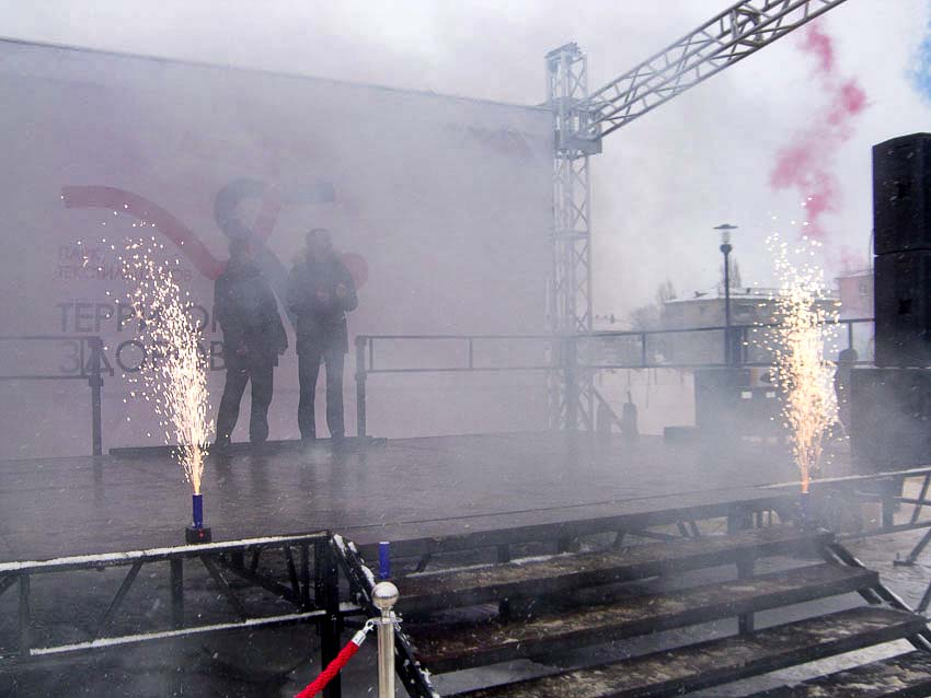 В Камышине по случаю открытия парка Текстильщиков запустили в тумане со сцены мини-фейерверки и натянули тросы на красном мосту (ВИДЕО)_