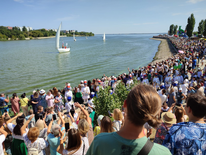 Приплывшего по зеленой воде Петра Первого встретили камышинские барабанщицы с перьями и препроводили на дегустацию