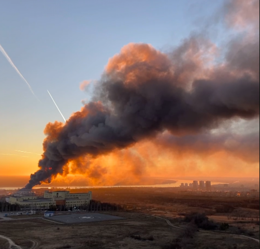 В Волгограде пугает жителей столб дыма в полнеба от горящего склада (ВИДЕО)