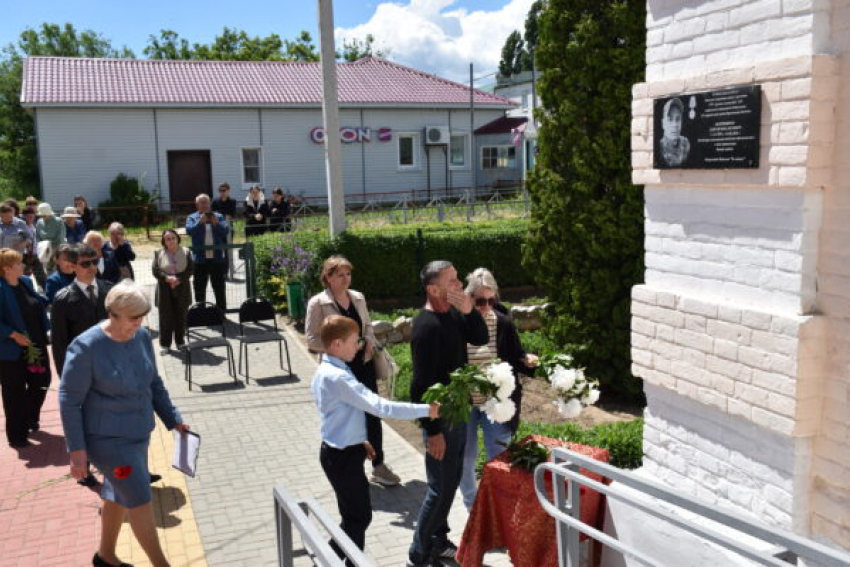 В Нижнедобринской школе Камышинского района открыли памятную табличку герою-выпускнику