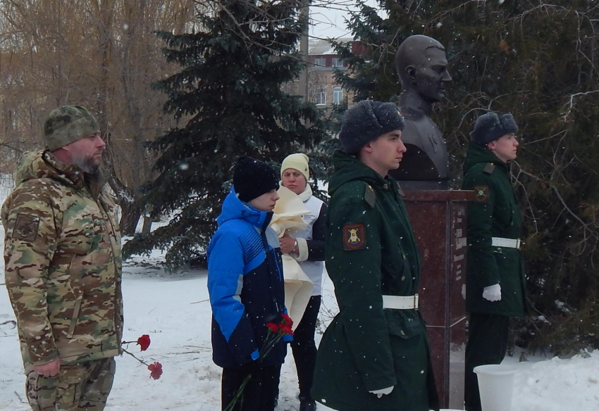 Офицер - боевой товарищ и сын-школьник Героя открыли сегодня, 23 февраля, бюст Героя России Даниила Ежова в парке Победы в Камышине