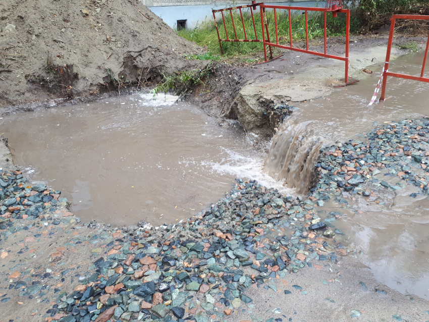 Камышане показали почти «сочинский» поток воды на улице в четвертом микрорайоне Камышина после ночного ливня