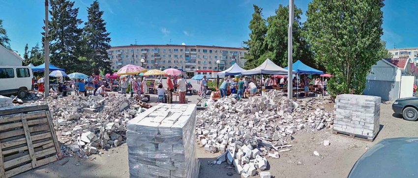 В Камышине у бывшей «Победы» новый собственник будущего торгового центра сносит забор, рынок теперь торгует «под завалами", в строительном мусоре